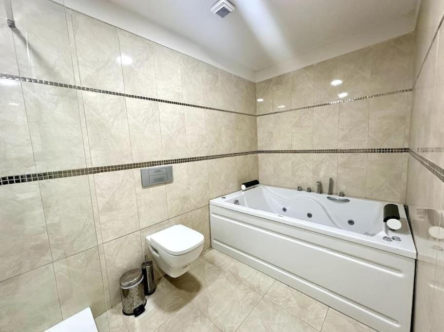 Toilet, Hot Tub, Bathroom, Bath, towels
