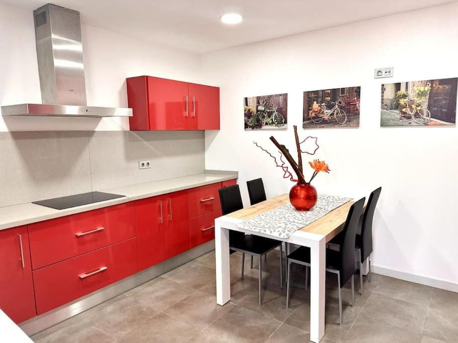 Kitchen or kitchenette, Dining area, minibar, stove
