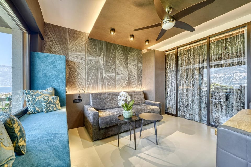 Living room, Seating area, Dining area, air conditioner, air conditioner