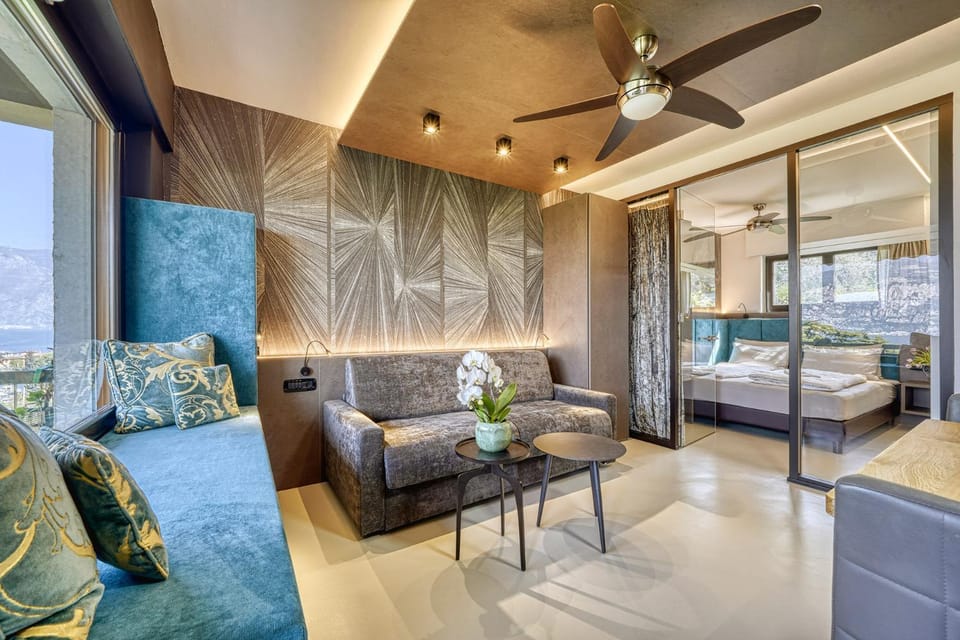 Bed, Living room, Photo of the whole room, Seating area, Dining area, Bedroom, Lake view, Lake view, air conditioner
