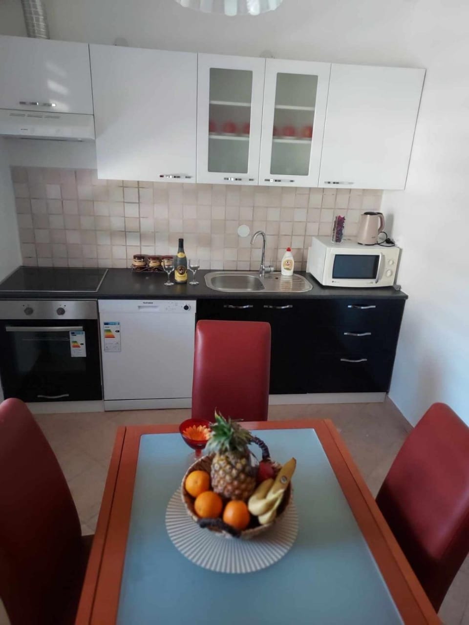 Coffee/tea facilities, Kitchen or kitchenette, Food and drinks, Dining area, Food, stove