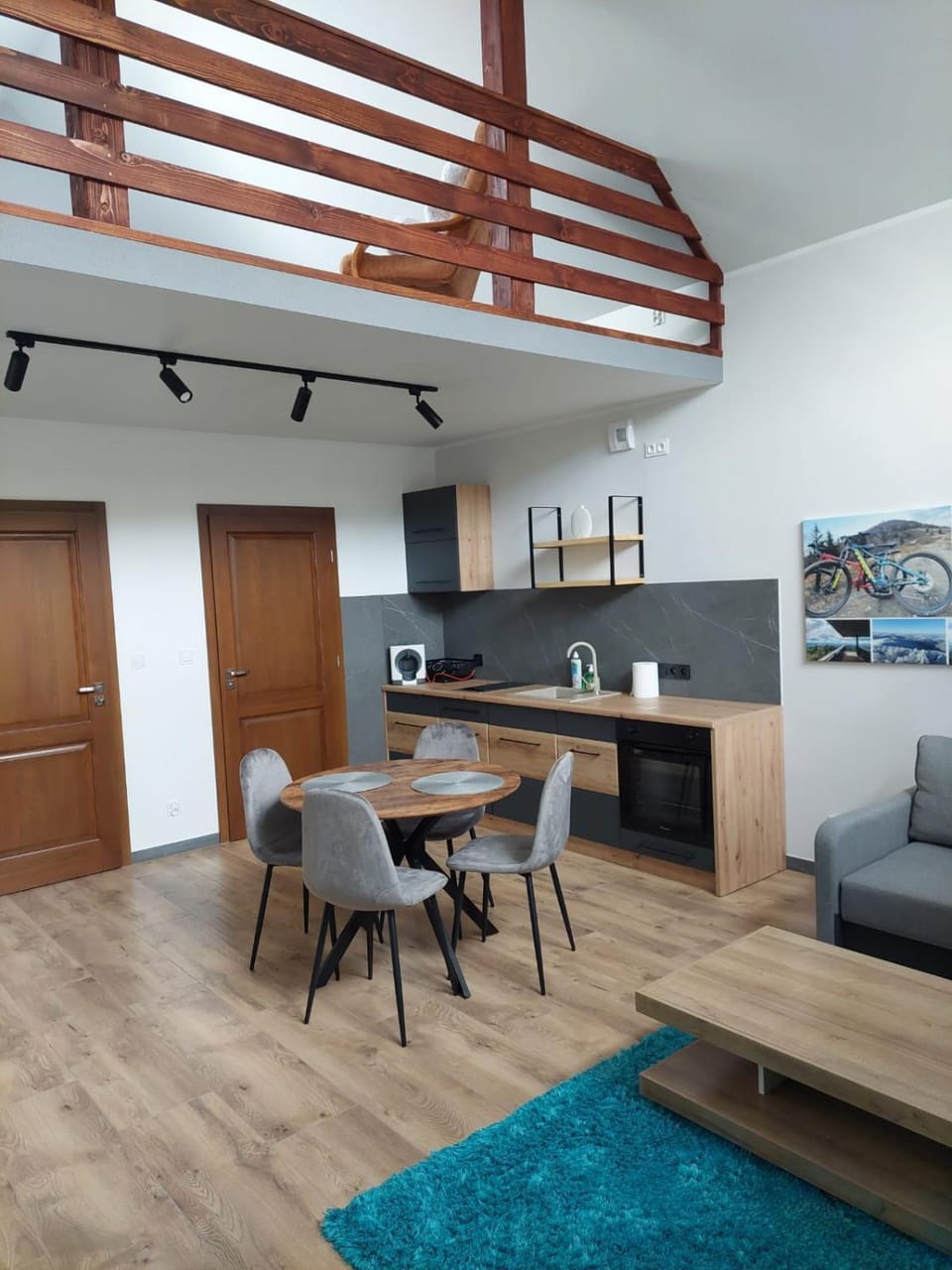 Kitchen or kitchenette, Dining area