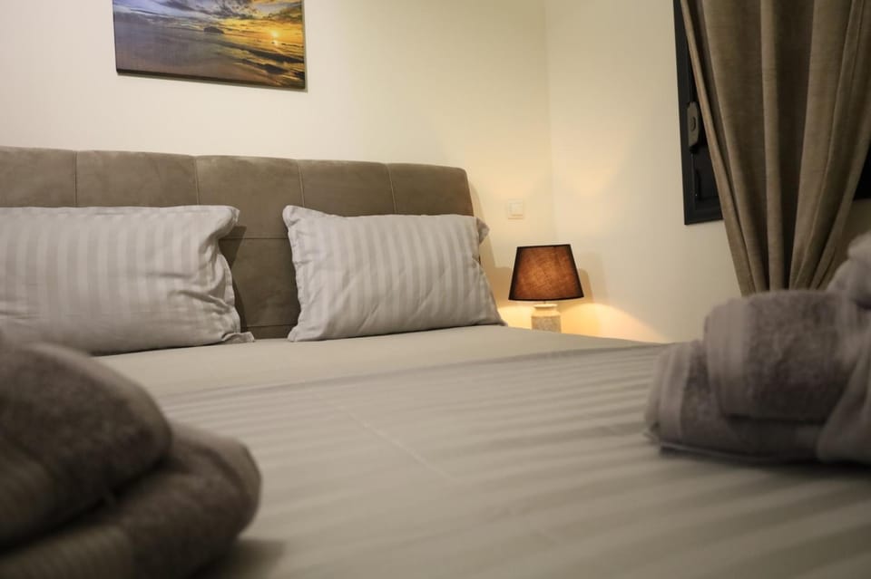 Bed, TV and multimedia, Balcony/Terrace, Bedroom, City view, Sunrise, Parking, flat iron, heating, internet, towels, air conditioner