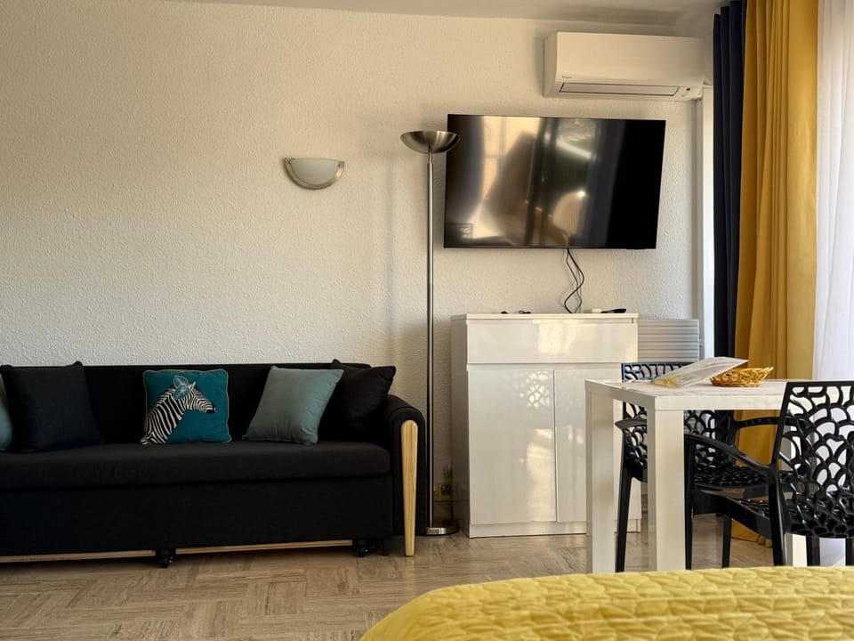 My Resid Appart Marina vue la Colline des Mimosas Apartment in Mandelieu-La Napoule