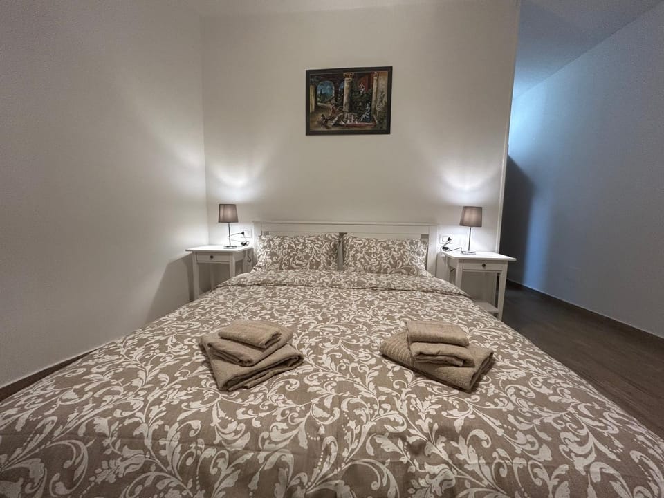 Bed, Bedroom, towels