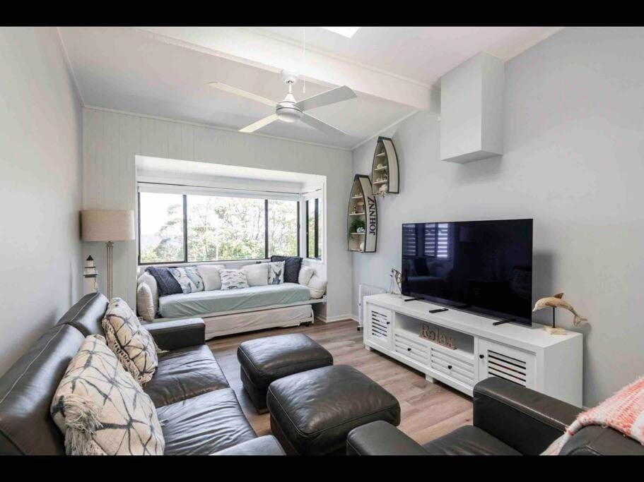 Communal lounge/ TV room, TV and multimedia, View (from property/room), Living room, Seating area, Evening entertainment, Sea view, fireplace