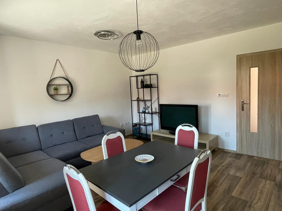 Communal lounge/ TV room, TV and multimedia, Living room, Seating area, Dining area