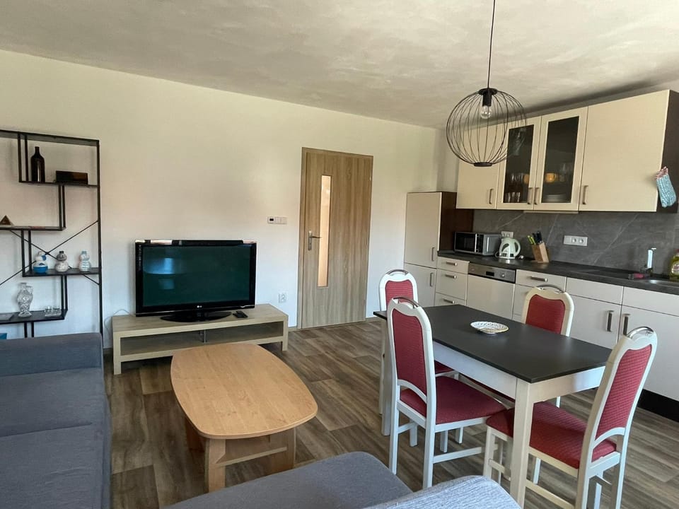 TV and multimedia, Kitchen or kitchenette, Living room, Seating area, Dining area, oven, stove