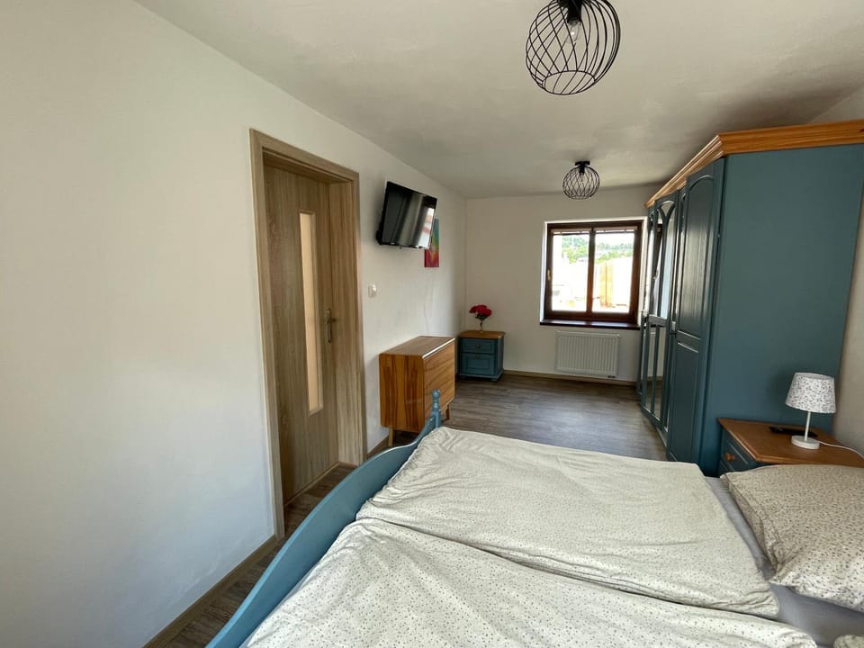 Bed, TV and multimedia, Bedroom, wardrobe