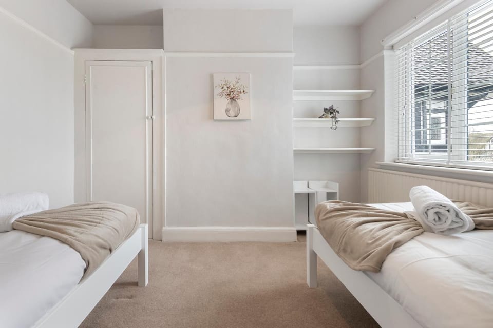 Bed, towels