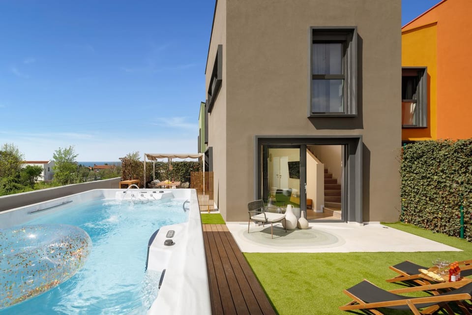 Property building, Garden, Swimming pool, sunbed