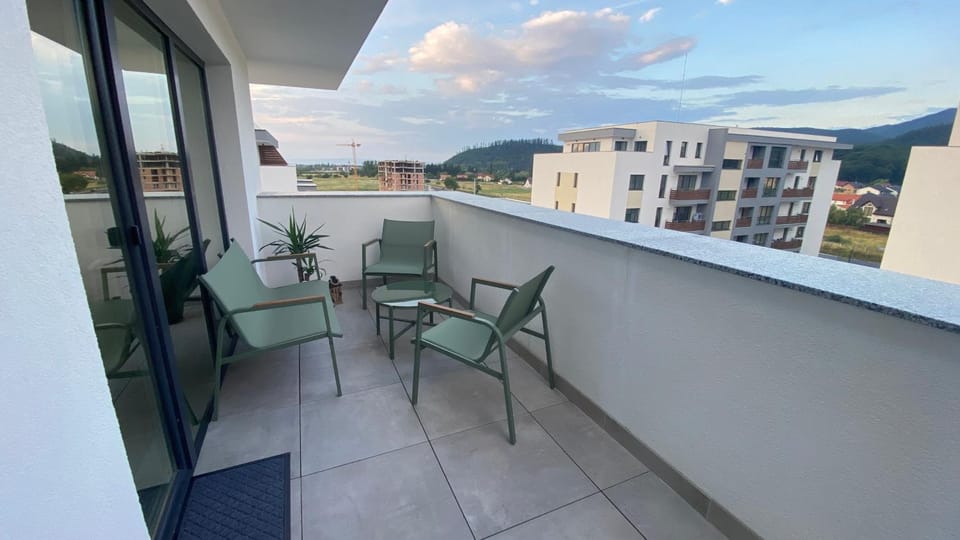 Property building, Patio, Day, Natural landscape, View (from property/room), Balcony/Terrace, Dining area, Mountain view