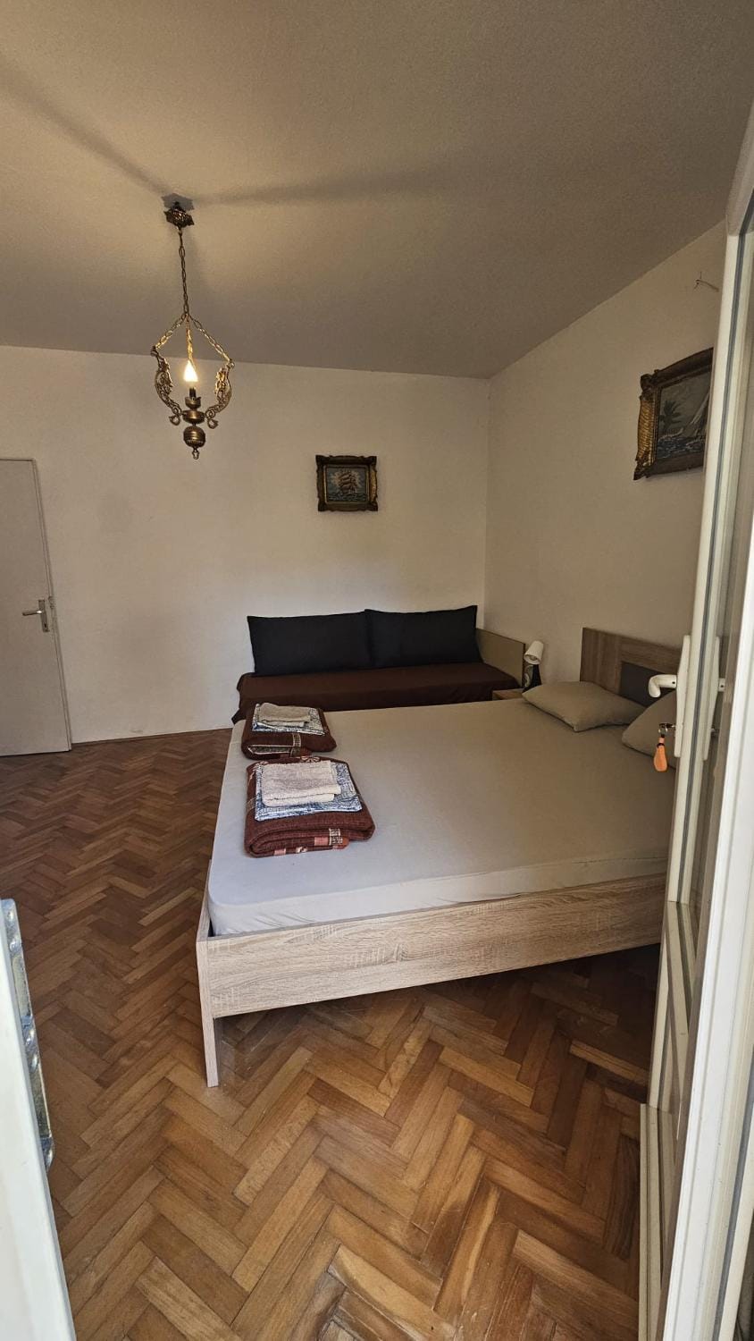 Bed, Photo of the whole room, Seating area, Bedroom