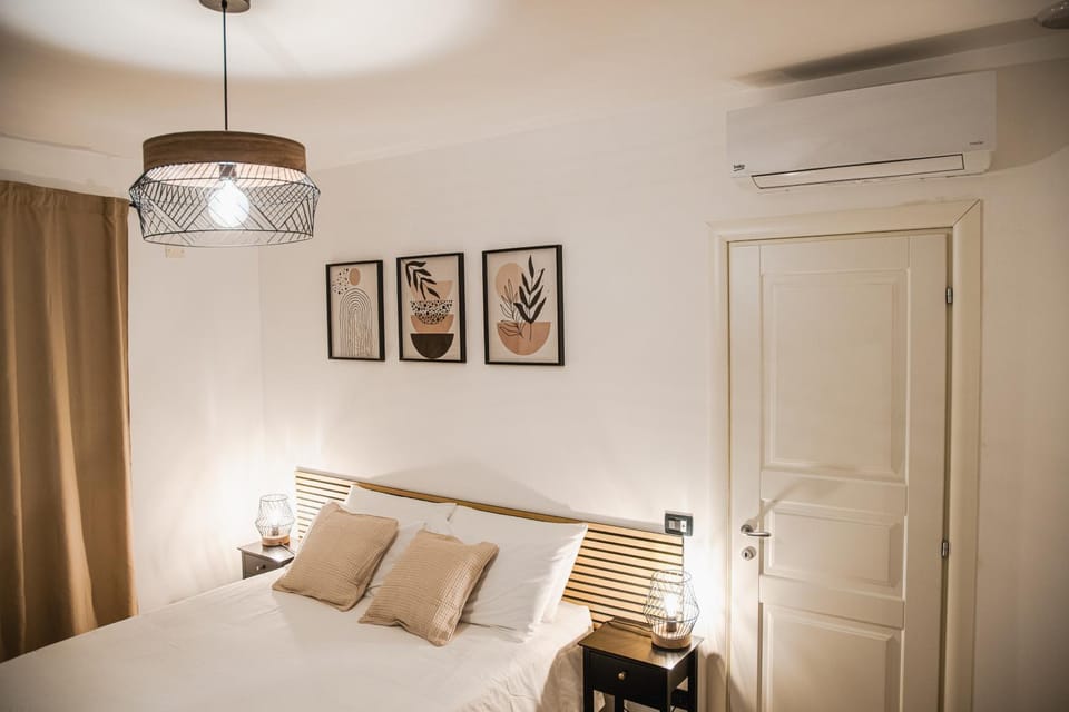 Bedroom, air conditioner