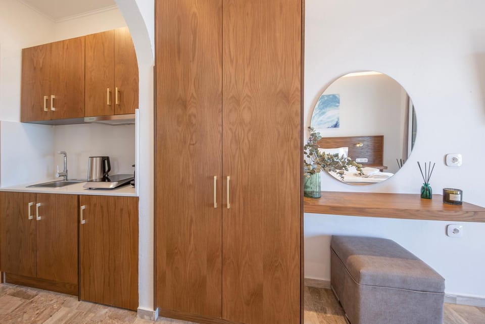 Coffee/tea facilities, Kitchen or kitchenette, stove, wardrobe