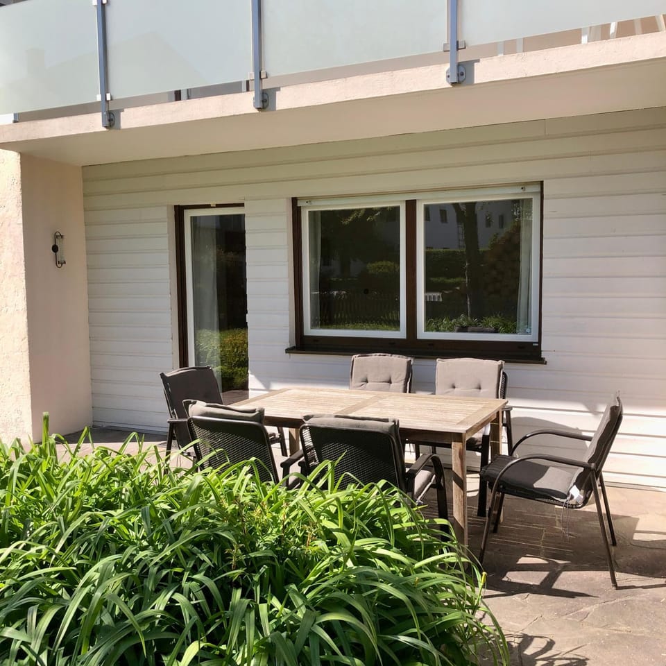 Property building, Day, Garden, Balcony/Terrace, Dining area
