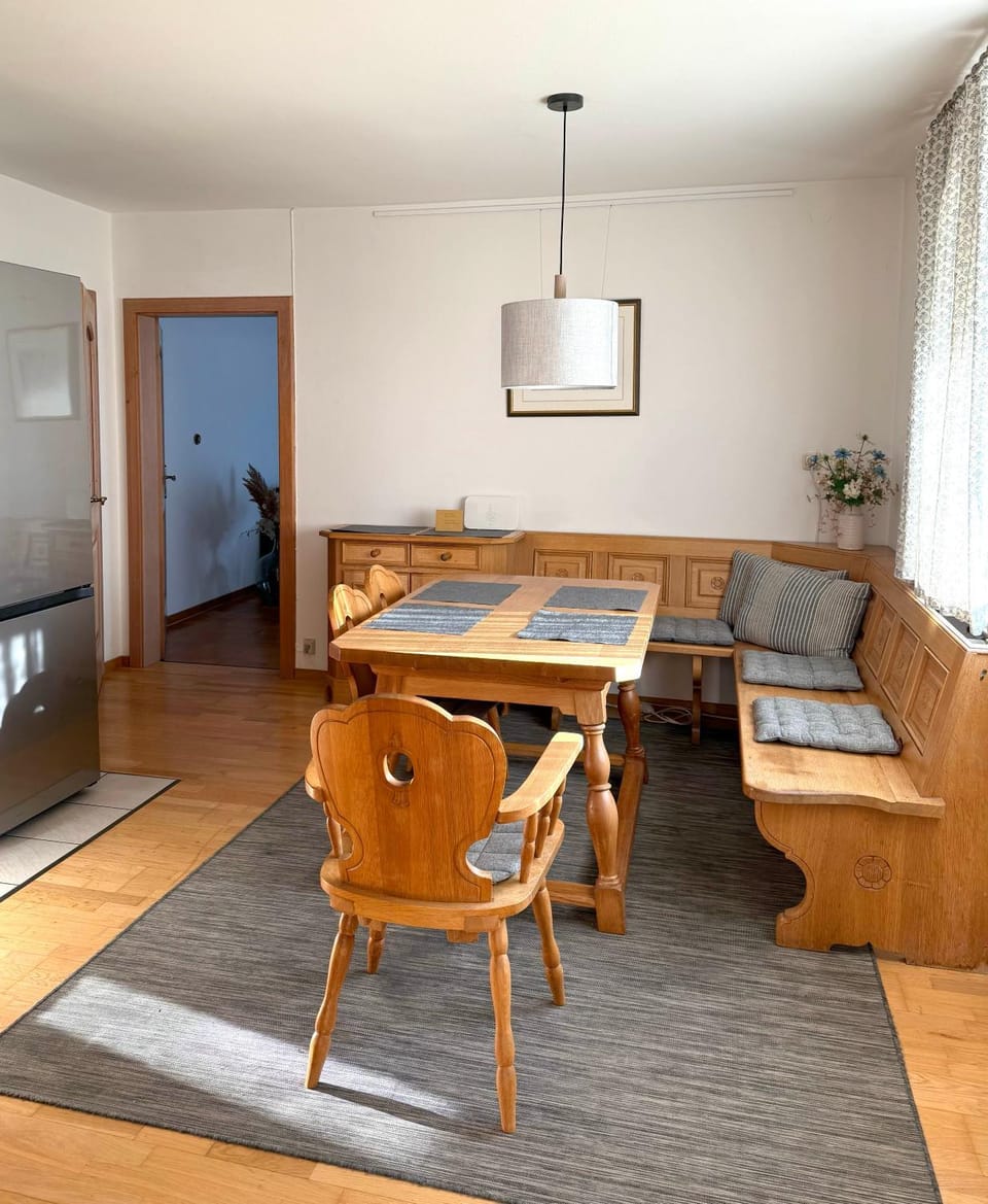 Seating area, kitchen