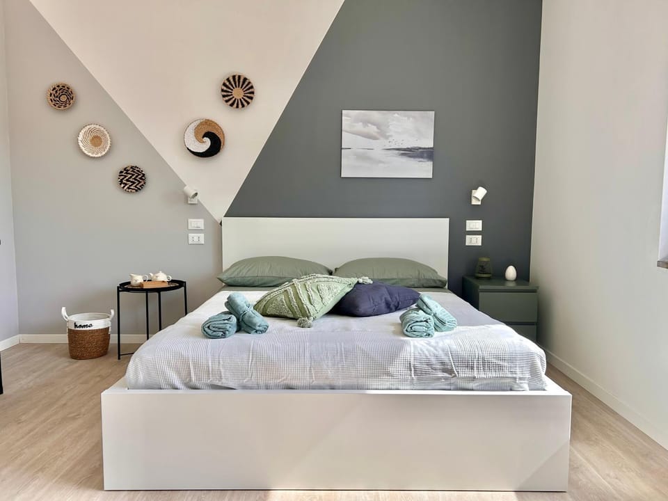 Bed, Living room, Photo of the whole room, Seating area, Bedroom