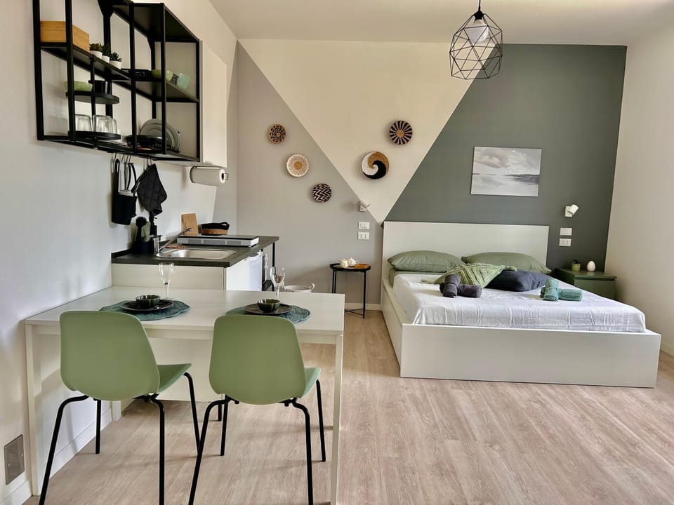 Bed, Kitchen or kitchenette, Living room, Photo of the whole room, Seating area, Dining area, Bedroom, towels