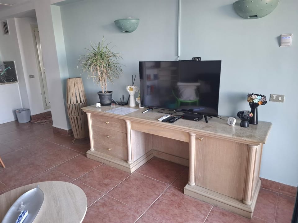 Kitchen or kitchenette, minibar