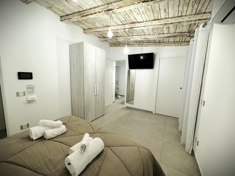 Bedroom, wardrobe