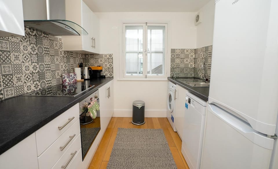 Kitchen or kitchenette, dishwasher, minibar
