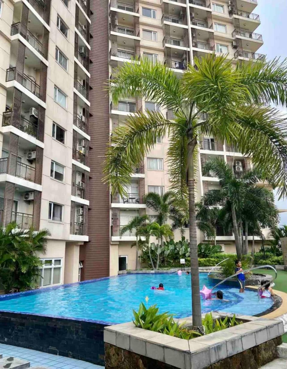 city view balcony in east wood Apartment hotel in Pasig