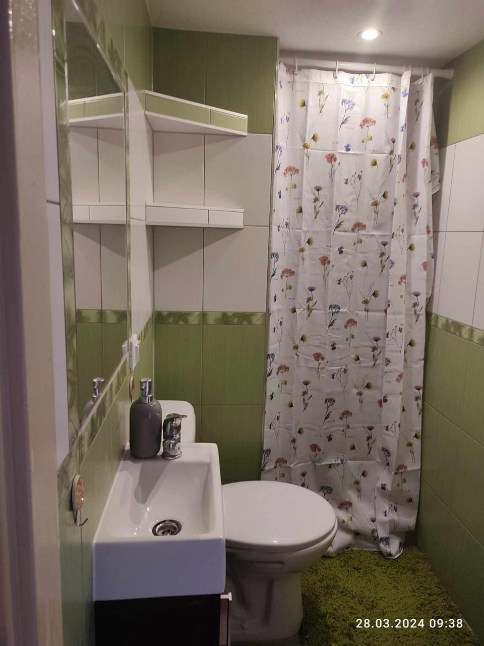 Shower, Toilet, Bathroom, towels, Internal: Not applicable to any particular room