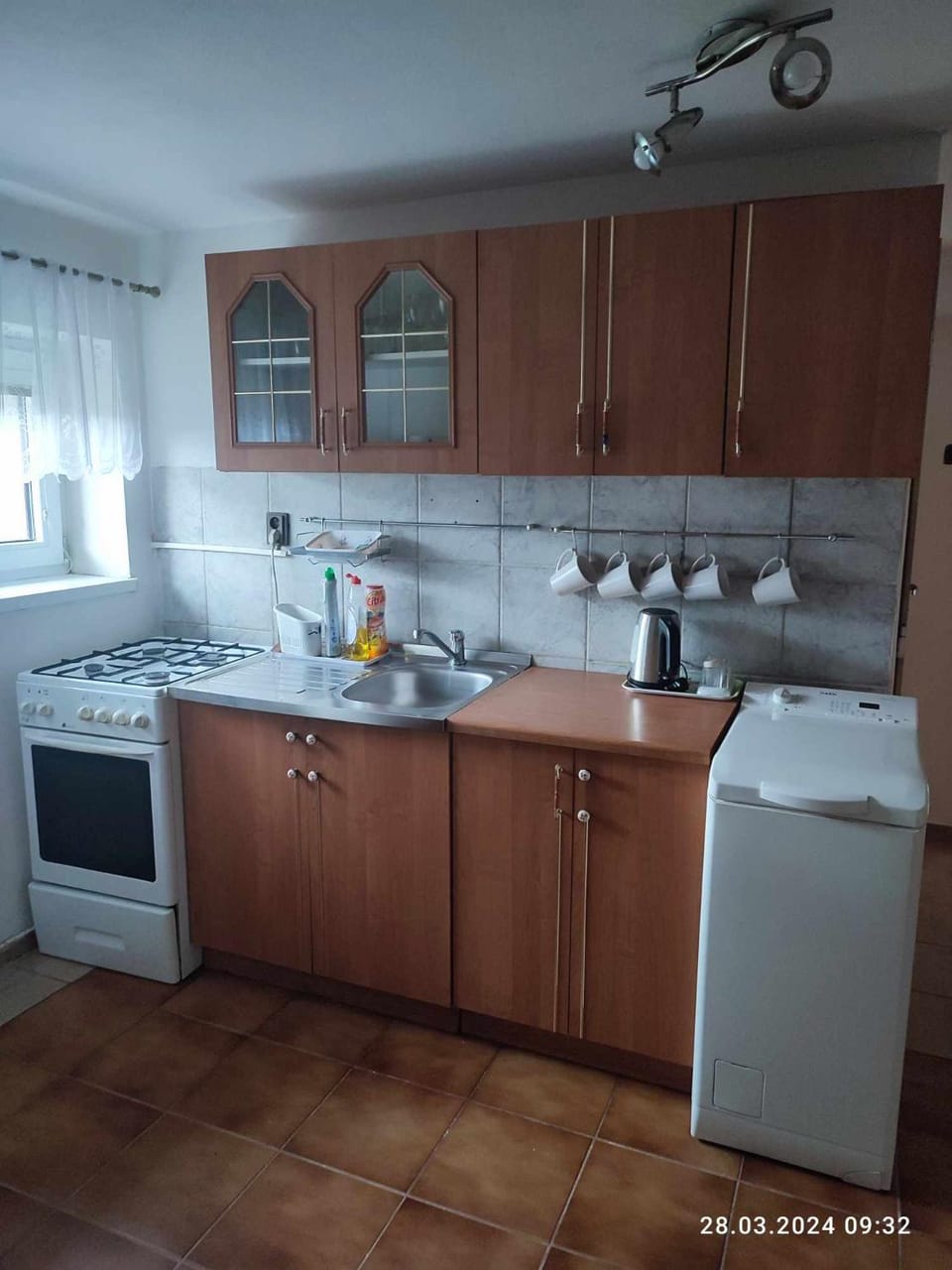 Kitchen or kitchenette, oven, toaster, washing machine, Internal: Not applicable to any particular room