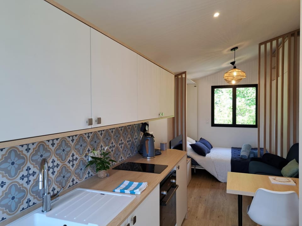 Kitchen or kitchenette, Seating area, Dining area
