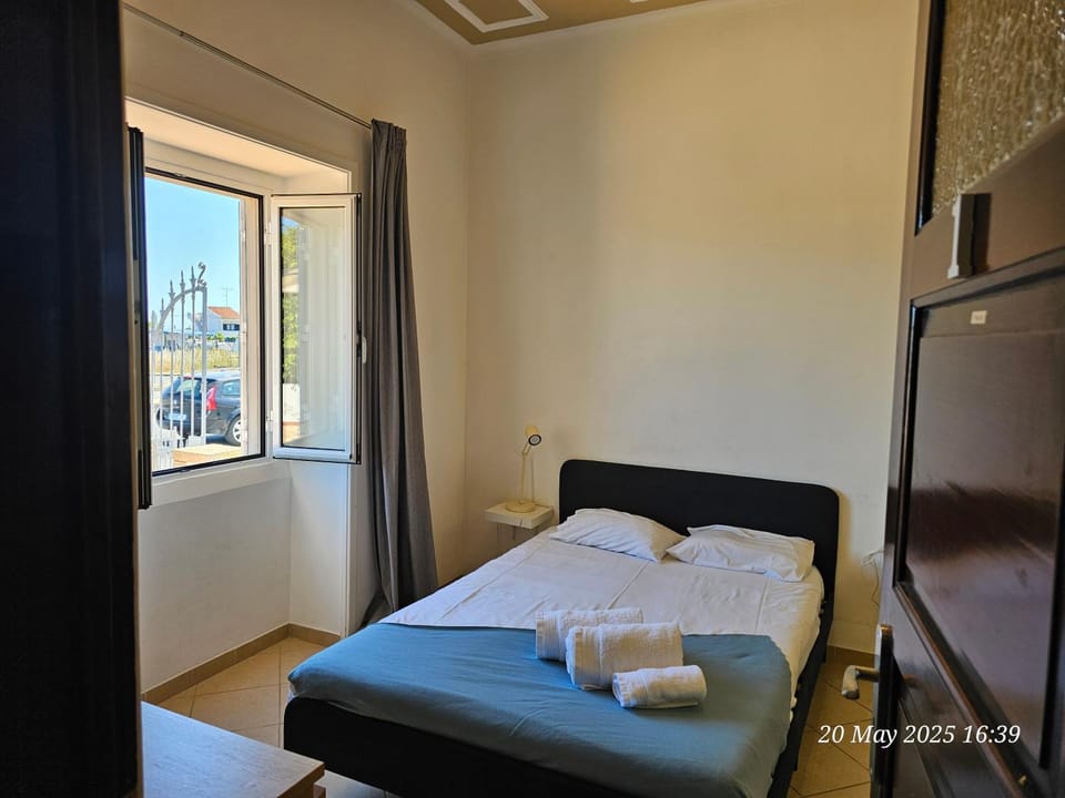 Blife Salinya private rooms at N125 Vacation rental in Olhão