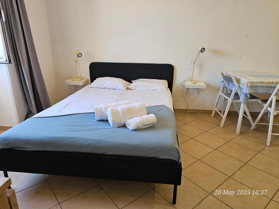 Blife Salinya private rooms at N125 Vacation rental in Olhão