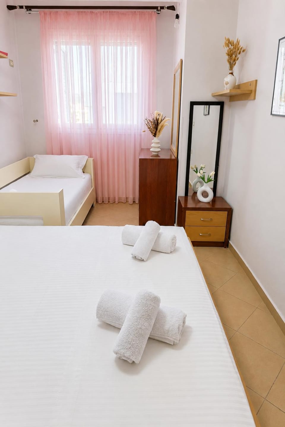 Photo of the whole room, Bedroom