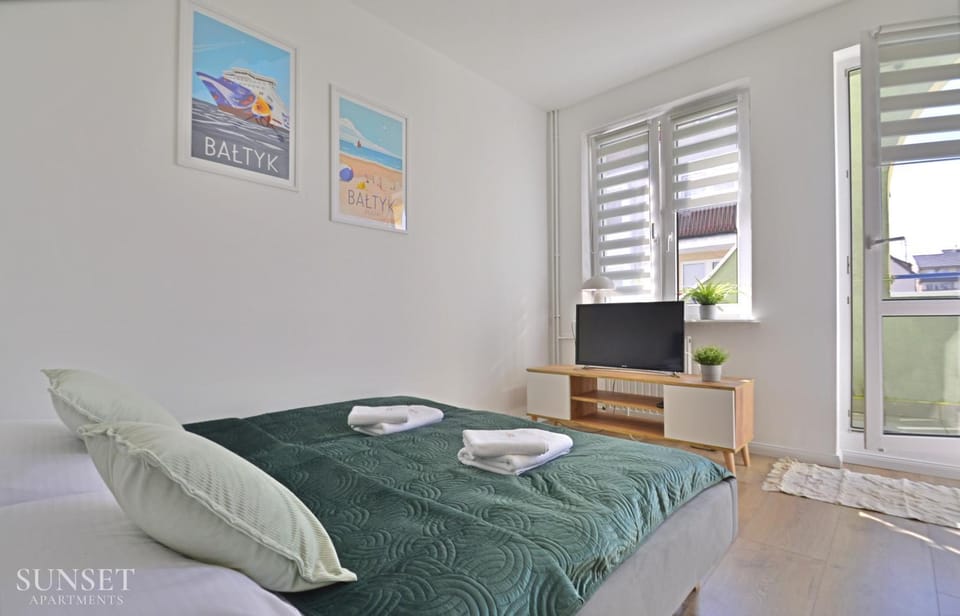 Bed, TV and multimedia, Photo of the whole room, Bedroom, towels