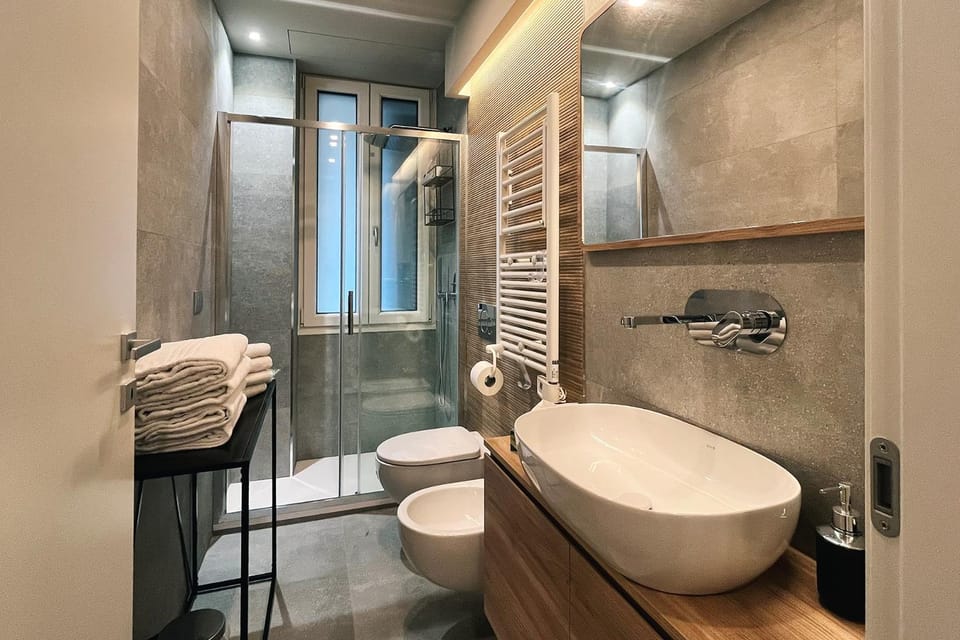 Shower, Toilet, Bathroom, towels