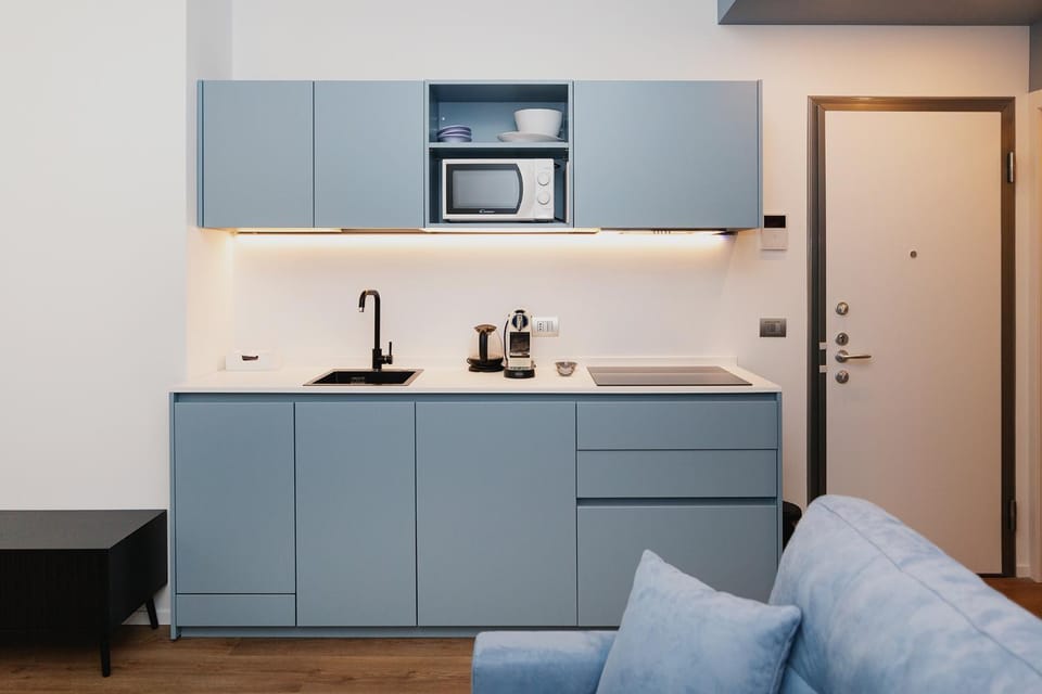 Kitchen or kitchenette, minibar, stove