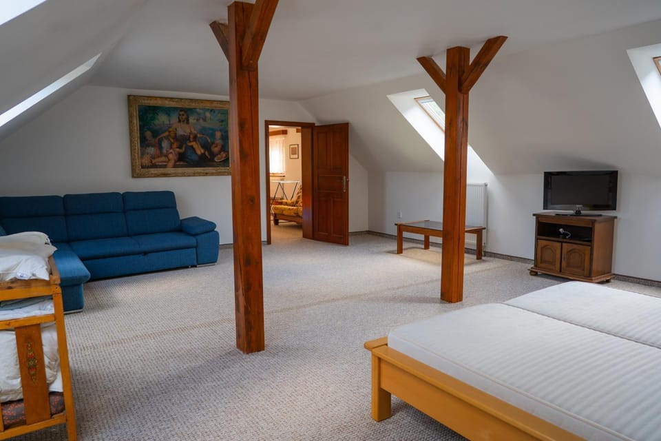 Bed, Seating area, Bedroom