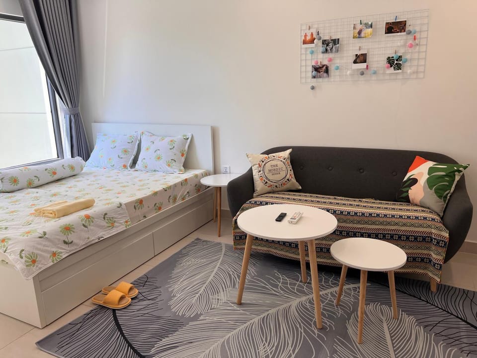 Bed, Living room, Photo of the whole room, Seating area, Bedroom