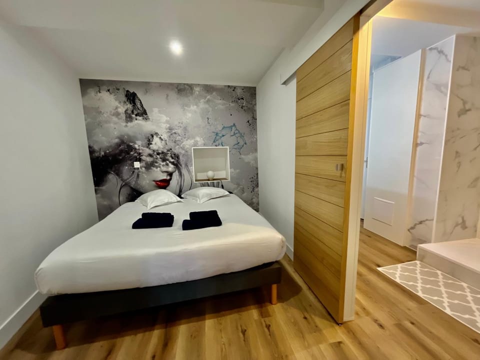 Bed, Bathroom, Photo of the whole room, Bedroom, towels