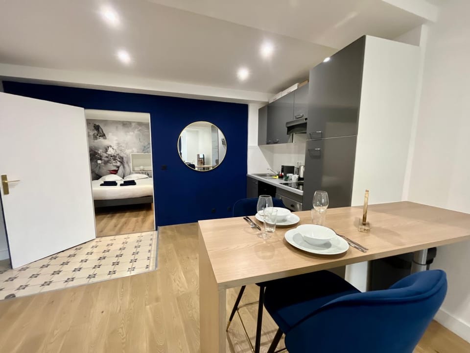 Kitchen or kitchenette, Dining area, Bedroom, stove