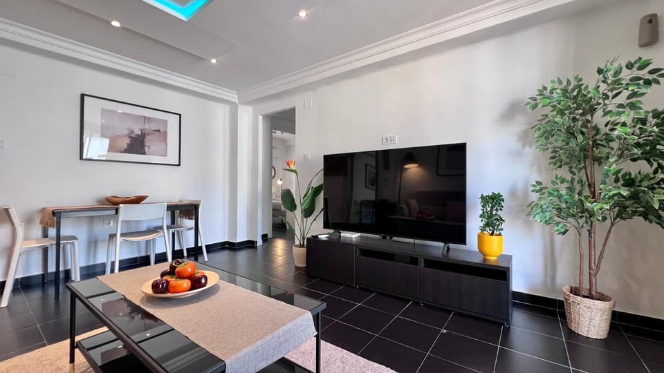 TV and multimedia, Living room, Decorative detail, Seating area, Dining area