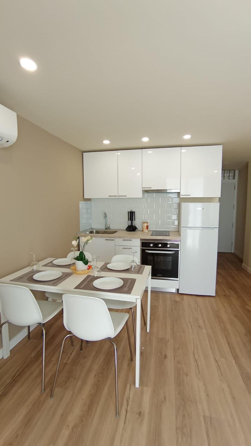 Kitchen or kitchenette, Dining area, oven