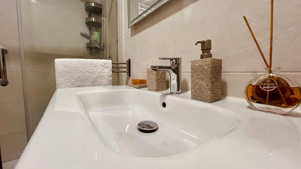 Shower, Bathroom, towels
