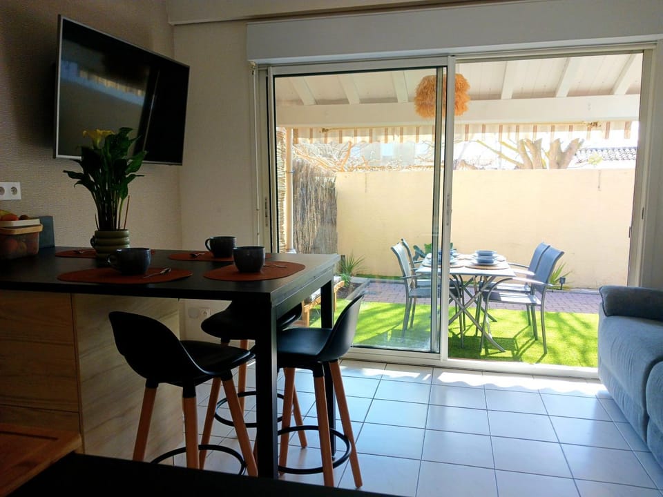 Dining area, Meals, kitchen