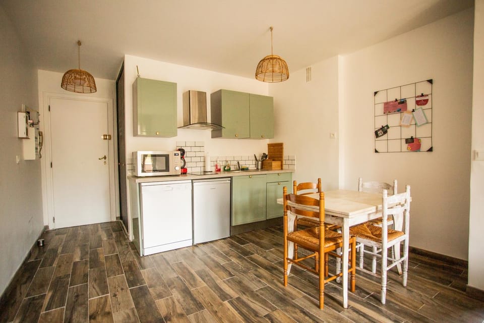 Coffee/tea facilities, Kitchen or kitchenette, Dining area, dishwasher, minibar, stove, toaster