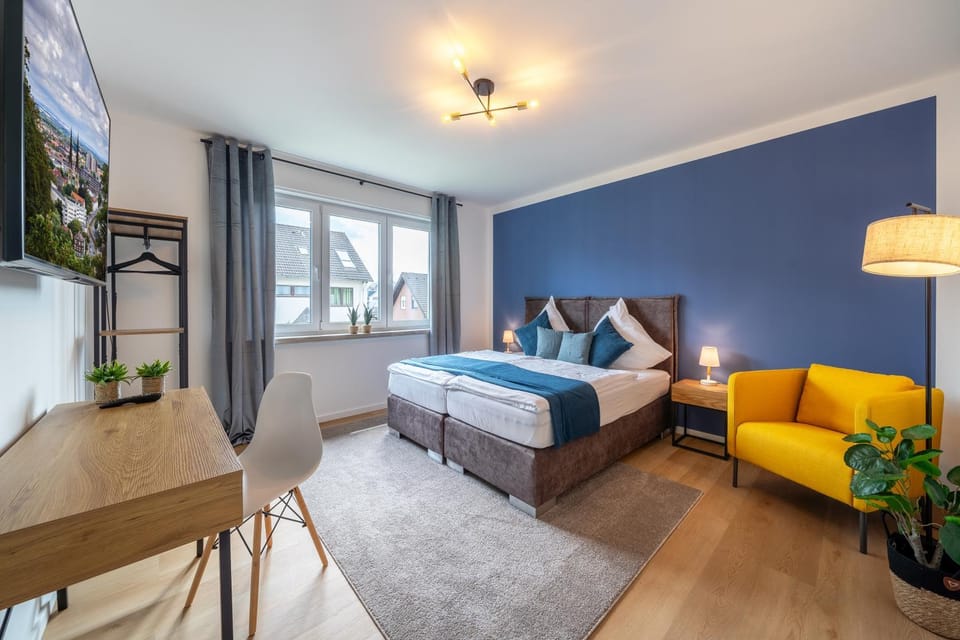 Bed, TV and multimedia, Photo of the whole room, Seating area, Bedroom