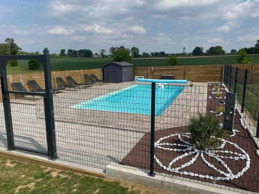 Pool view, Swimming pool, sunbed
