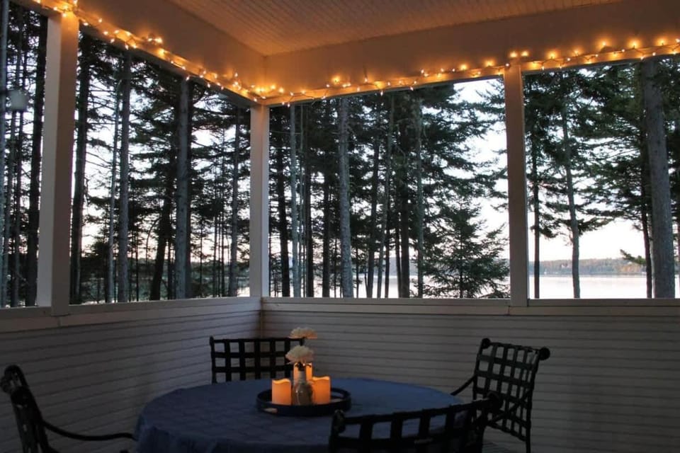 Couples Cove Cottage House in Sullivan