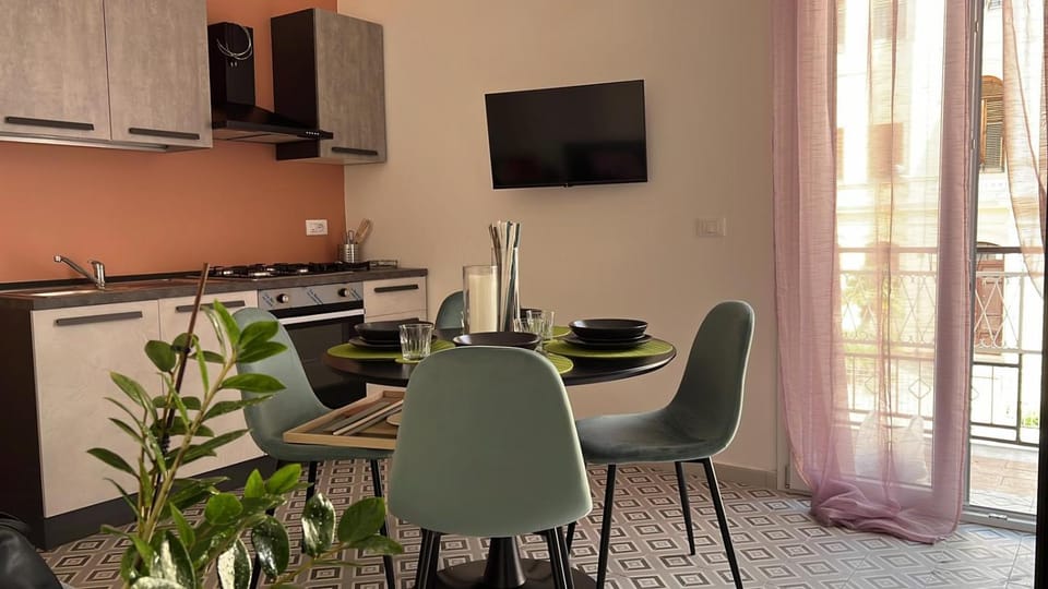 Kitchen or kitchenette, Dining area, pet friendly, stove