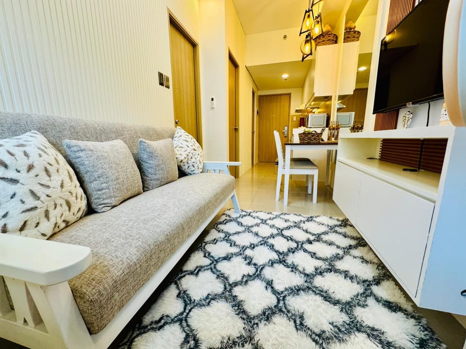 Communal lounge/ TV room, TV and multimedia, Kitchen or kitchenette, Living room, Photo of the whole room, Seating area, Evening entertainment